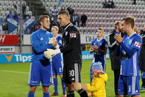 Plšek a Buchta před sektorem domácích na děkovačku